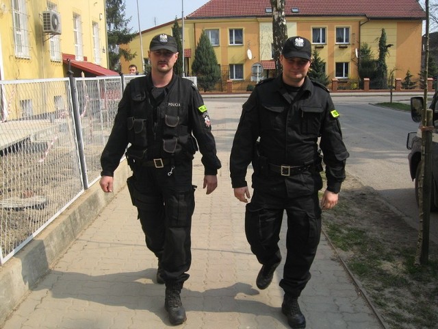 Mł. asp. Waldemar Bakowicz i sierż. Arkadiusz Puchalski w czasie patrolu. Czy dołączy do nich straż miejska albo policjant na etacie gminnym?