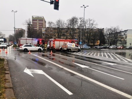 Zderzenie dwóch pojazdów przy Domu Miłosierdzia w Koszalinie. Sprawca był pod wpływem alkoholu [ZDJĘCIA]