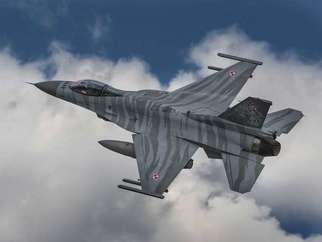 Pierwszy F-16 z bazy w Krzesinach pomalowany w tygrysi kamuflaż w WZL nr 2 w Bydgoszczy