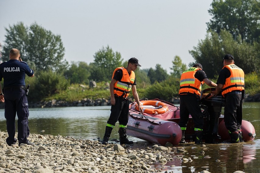 Ostrów. Strażacy poszukują Ukraińca, który zapewne utonął w Dunajcu [ZDJĘCIA]