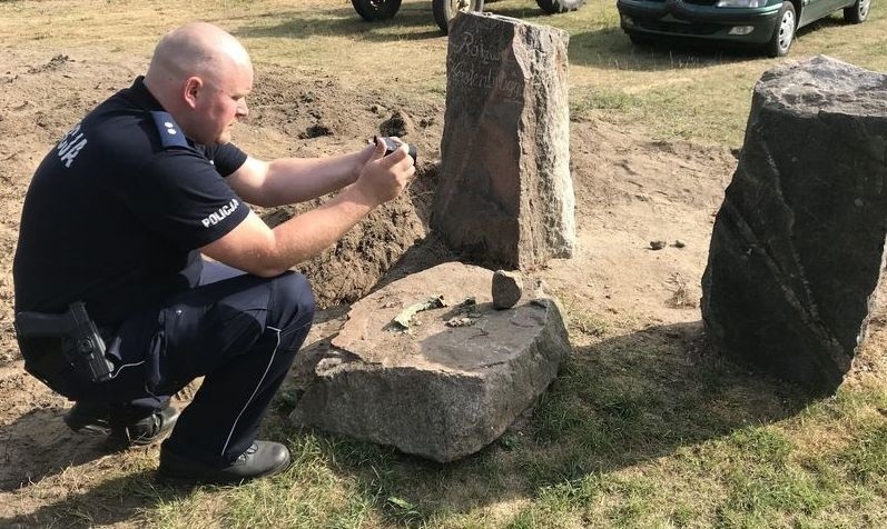 Policjanci odzyskali zabytkowe drogowskazy. Służyły jako dekoracja podwórek [ZDJĘCIA, WIDEO]