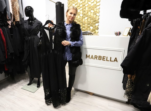 - Sukienki w czarnym kolorze są wciąż modne i poszukiwane na studniówki - mówi Kaja Strózik, z butiku w hali Fenix w Radomiu.