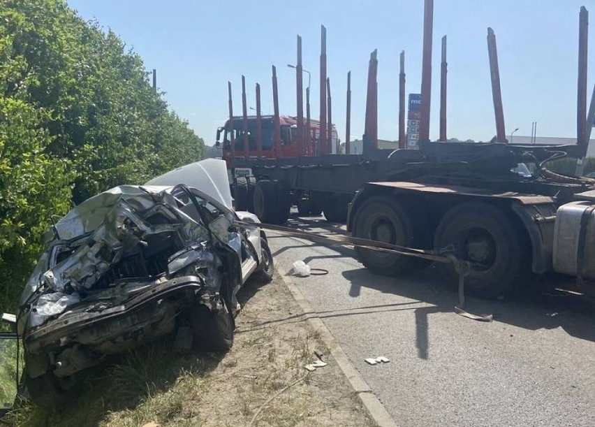 Wypadek w Górze 21.06.2021 r. Kierowca ciężarówki najechał na tył samochodu osobowego, jedna osoba w szpitalu
