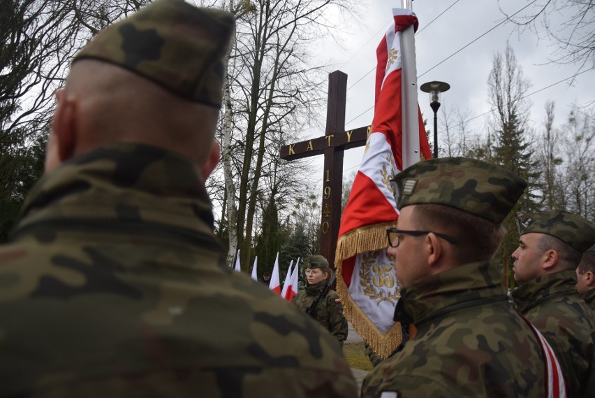 Uroczystości odbyły się przy Krzyżu Ofiar Katynia na...