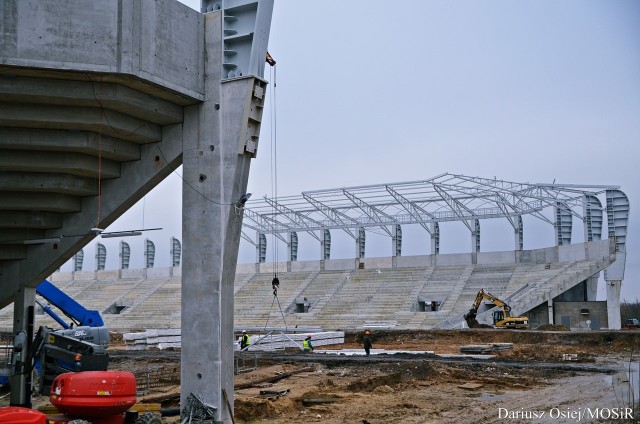 Stadion Radomiaka Radom ma być gotowy najpóźniej 31 maja tego roku. Na kolejnych slajdach zobacz najnowsze zdjęcia z budowy stadionu.