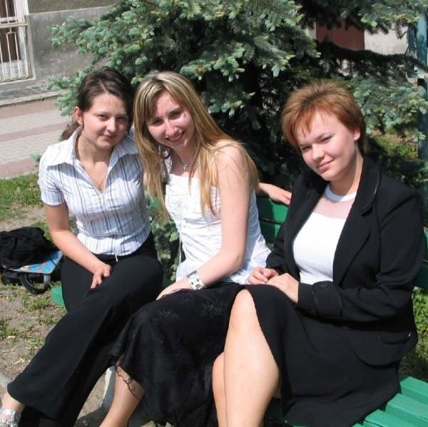 Edyta (od lewej), Joanna i Ania uśmiechnięte po egzaminie.