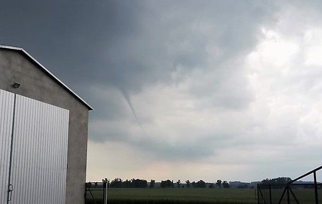 Niespokojny był to piątek. Przez region przechodziły liczne burze i ulewy. Około godziny 15 w miejscowości Rzadkwin (gmina Strzelno) widziany był nawet zalążek trąby powietrznej (funnel cloud), która na szczęście nie miała kontaktu z powierzchnią terenu. Oto zdjęcia, jakie przesłał nam Pan Jacek Wójcicki.A jaka pogoda będzie w sobotę, 22 czerwca?