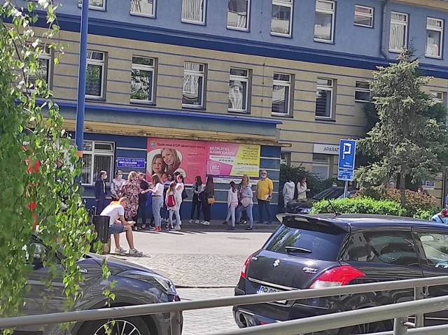 Sytuacja była tak nietypowa, że jeden z czytelników wysłał nawet do redakcji zdjęcia, pokazujące długą kolejkę do punktu szczepień przy ul. Kościuszki w Opolu.