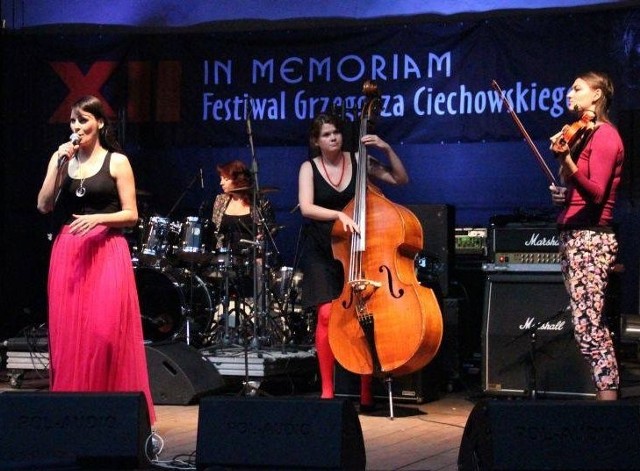 Jakim Cudem na scenie festiwalowej. Od lewej: Małgorzata Żurańska-Wilkowska, Joanna Glubiak, Anita Sobiechowska, Irena Filuś.