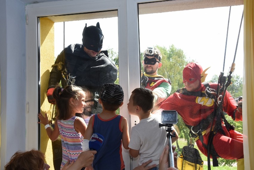 Batman, Robin i Flash w Katowicach. Superbohaterowie odwiedzili szpital na ul. Ceglanej
