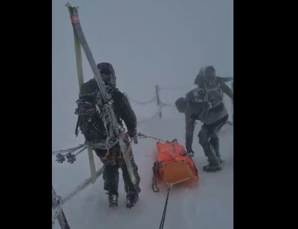 Akcja ratowników GOPR na Śnieżce w Karkonoszach.