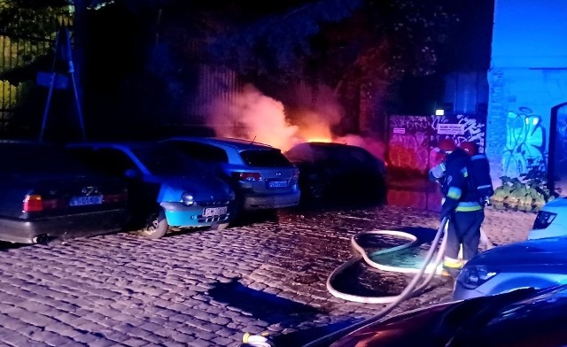 W samym centrum Wrocławia spłonęło w sobotę auto marki audi A8