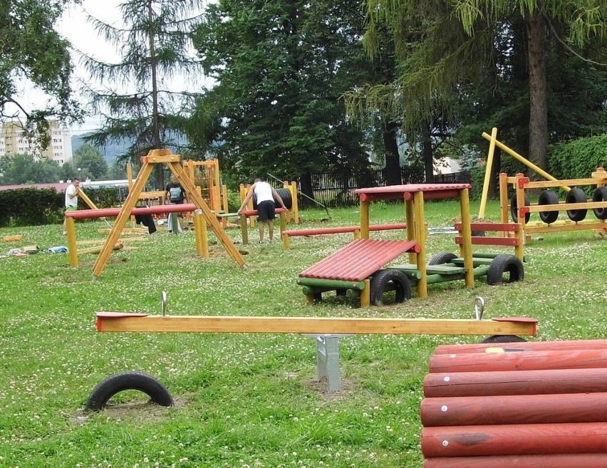 Drewniany plac zabaw przy Katowickiej