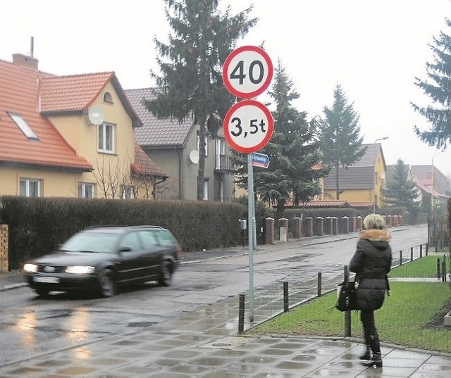 Ulicą Szymanowskiego mogą jeździć pojazdy tylko do 3,5 t. Stargardzcy policjanci zapewniają, że wystawiali już tam mandaty.