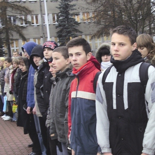 Setki młodych sokółczan zgromadziły się w środę na placu pod   pomnikiem marszałka Piłsudskiego. Protestowali przeciwko narastającej przemocy i agresji oraz głośno domagali się sprawiedliwości.