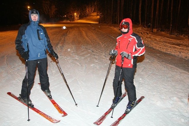 Wiktor piewrszy raz włożył narty i przyjechał z kolegą Marcinem uczyć się jedzić na Telegrafie w Kielcach.