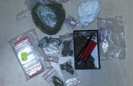 W mieszkaniu 25-latka policjanci znaleźli ponad 50 g marihuany, 71 g amfetaminy i 75 tabletek ekstazy
