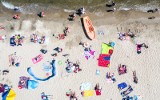 Plaża w Sopocie na zdjęciach z lotu ptaka! Upalny weekend nad morzem [zdjęcia, wideo]