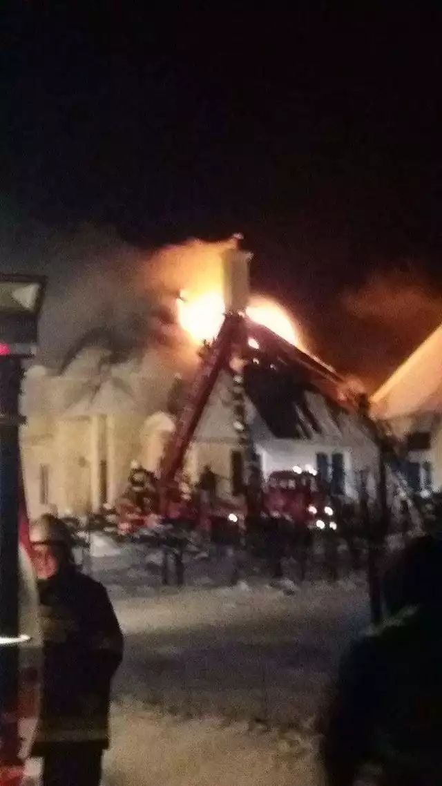 Wczoraj po godz. 19 w Kraczkowej doszło do pożaru drewnianego domu. Na miejscu pracowało 14 zastępów straży pożarnej. Dwie osoby, które zamieszkiwały dom, bezpiecznie go opuściły. Dom spłonął. Straty wyceniono na 500 tys. zł. 