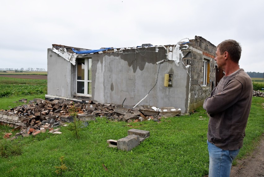 Zniszczony dach i dom rodziny Panfilów z Będzitówka
