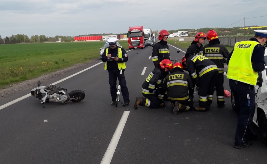 Zderzenie skutera z volkswagenem pod Kłobuckiem