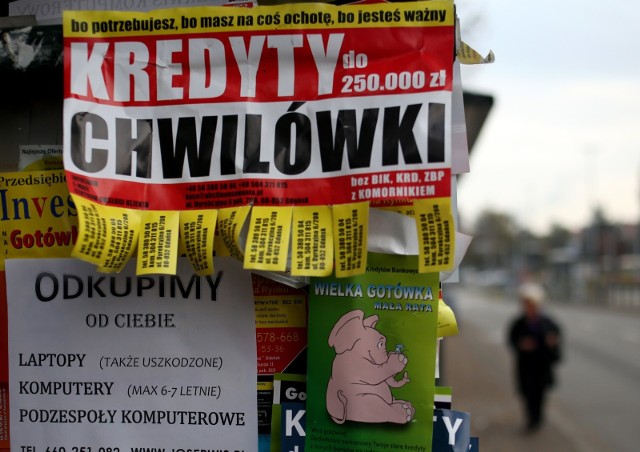 W Krajowym Rejestrze Długów figuruje niemal 2,5 mln osób, które nie zapłaciły na czas rat kredytów, pożyczek, czynszu, rachunków za telefon, prąd, telewizję czy internet. Polacy łącznie są zadłużeni na kwotę niemal 46 miliardów złotych, a ta liczba stale rośnie.