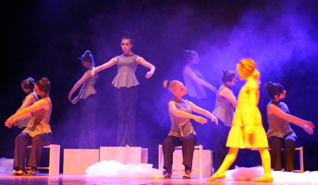 Grupa Poszukiwań Twórczych "Inwencja" z Brzegu zaprezentowała taneczny spektakl zatytułowany "Pozytywka" w reżyserii Jany Koronkiewicz i Angeliki Skowronek.