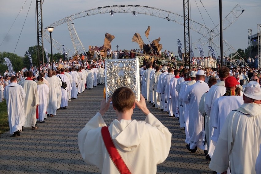 Lednica 2016: Tysiące młodych modli się przed Bramą-Rybą