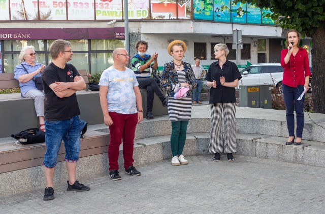 Protest przeciwko "lex TVN" na pl. Adamowicza w Szczecinie