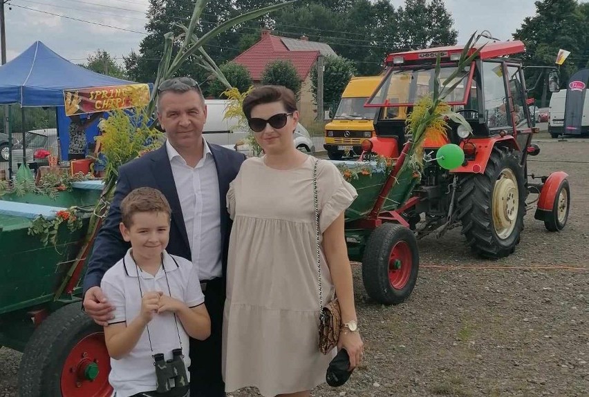 Wojciech Owczarek z żoną Renatą i synem Franciszkiem. Więcej...