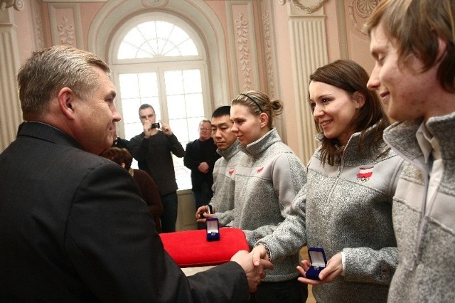 Utalentowani short-trackiści z Podlasia będą reprezentować Polskę. Nominacje olimpijskie wręczył im prezydent Białegostoku Tadeusz Truskolaski.