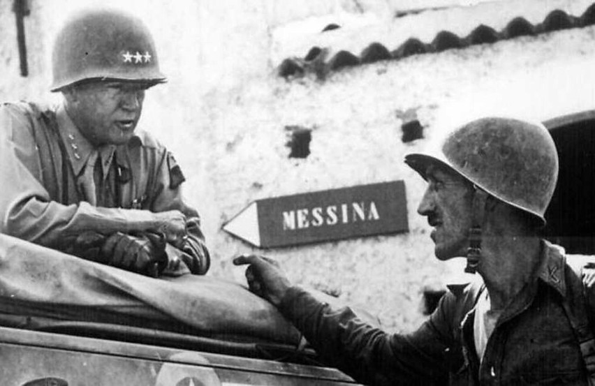 Generał George Patton (z lewej) podczas rozmowy z ppłk....