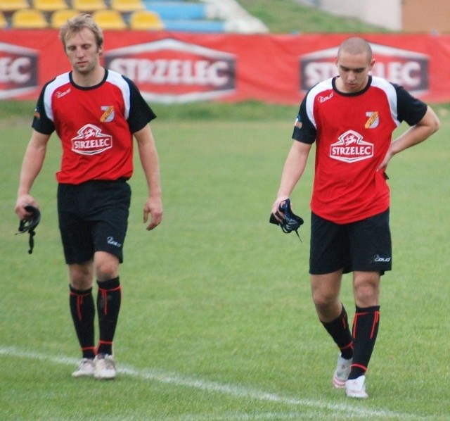 Piłkarze Naprzodu Jędrzejów dopiero kilkanaście minut po zakończeniu meczu opuścili murawę. Na zdjęciu od lewej: Piotr Brzoza i Mateusz Maciejewski.
