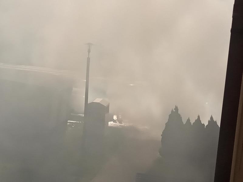 Pożar samochodu osobowego na ul. Słowackiego w Brzeszczach. Musieli interweniować strażacy [ZDJĘCIA]