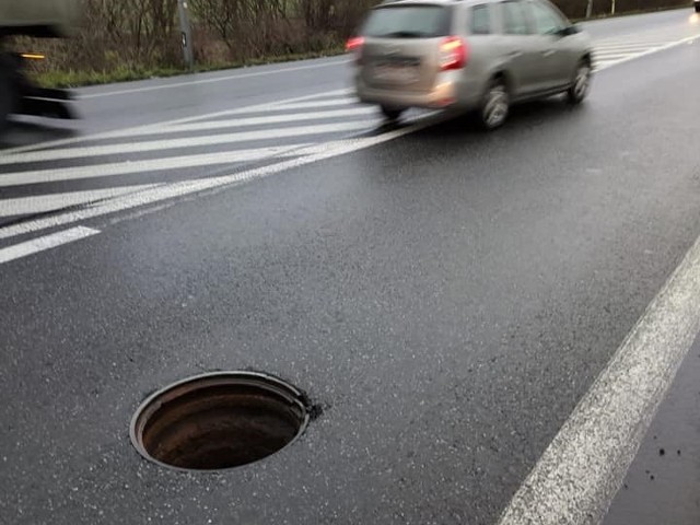 Opole. Utrudnienia na obwodnicy północnej. Właz studzienki kanalizacyjnej pękł i wpadł do środka