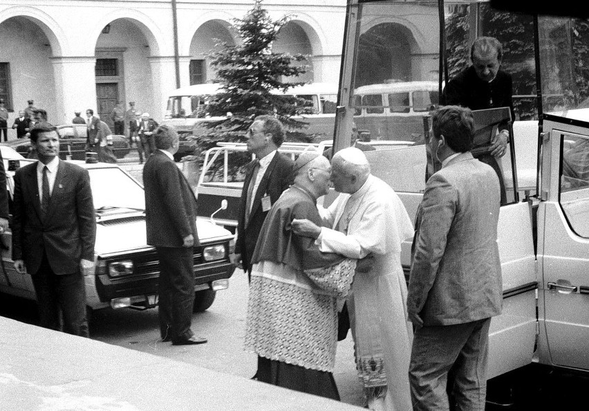 Pamiętacie wizytę Jana Pawła II w Kielcach w 1991 roku? Mamy dla Was zdjęcia z tego wydarzenia 