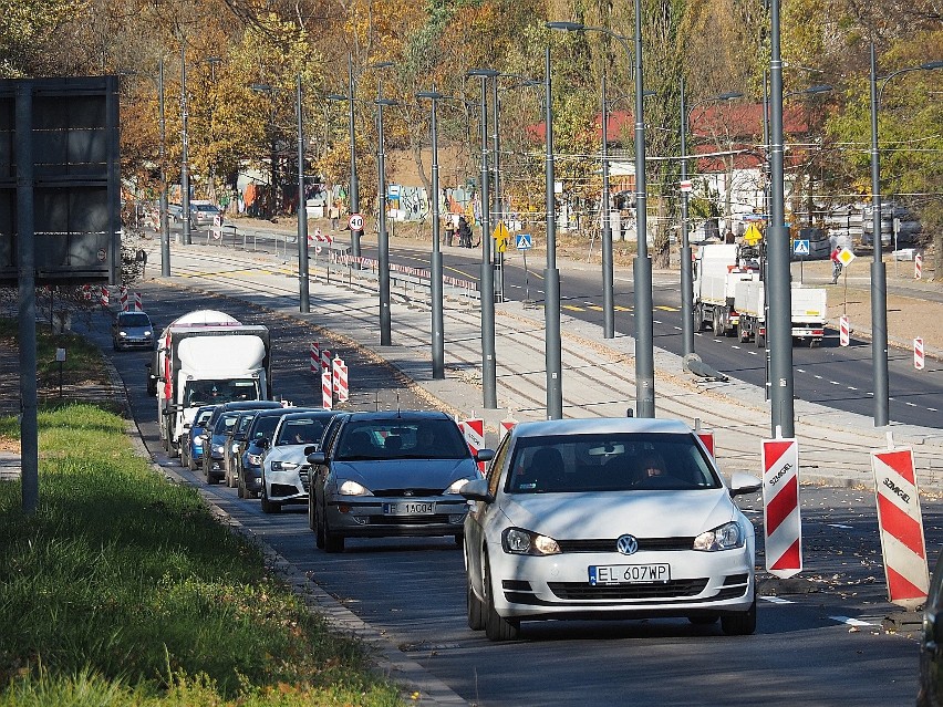 Aleja Śmigłego - Rydza otwarta tylko pozornie. Nadal na jezdniach stoją biało-czerwone pachołki ZDJĘCIA