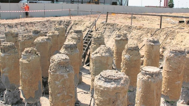 Gotowa "palisada" naszykowana do budowy wiaduktu przy gdańskim lotnisku