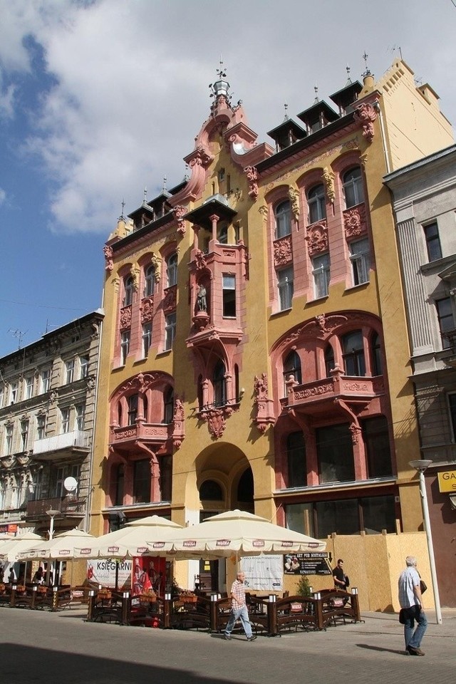 Kamienicę przy ul. Piotrkowskiej  86 wybudowano w 1896 r.  W niszy na fasadzie stoi posąg wynalazcy druku, stąd nazwa: Pod  Gutenbergiem. Jej pierwszym właścicielem był drukarz Jan Petersilge