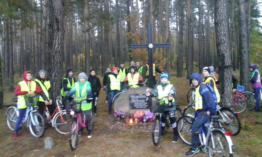 Warmiak. Uczniowski rajd po miejscach pamięci [ZDJĘCIA]