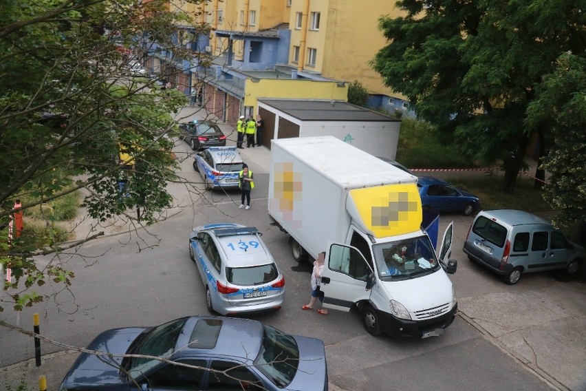 Na osiedlowej drodze cofający samochód dostawczy najechał na...