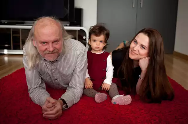 Andrzej Sikorowski zajmował się córką Mają z doskoku, kiedy wracał z trasy. Teraz  wnuczce Róży poświęca dużo czasu. Rodzinne zabawy na dywanie  należą do jego "dziadowskich" obowiązków, od  których się nie miga