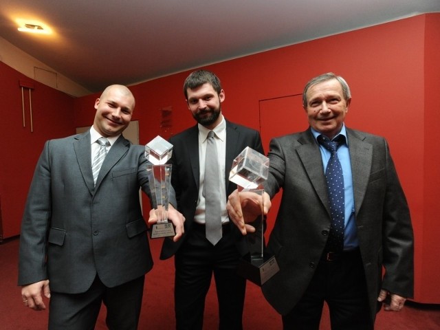 Szymon Kołecki wręczył nagrody naszym laureatom. Znany sztangista to ostatni medalista olimpijski z naszego regionu. Jego dawny trener Ryszard Szewczyk (z prawej) zapewne marzy, żeby Bartłomiej Bonk powtórzył jego sukces.