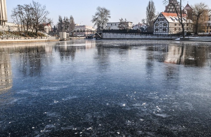 Stanie się tak w wyniku wiru polarnego, który występuje w...