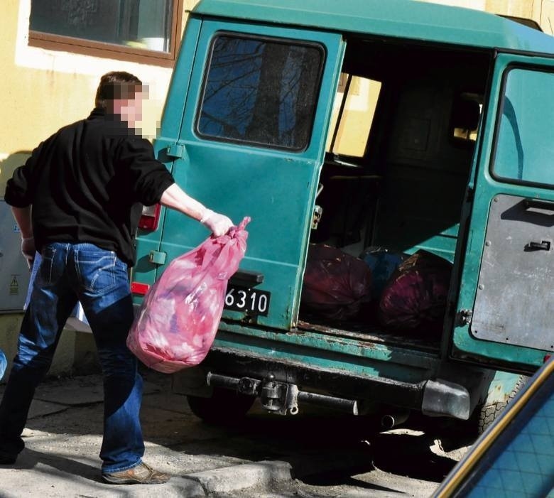 Kraków: w wojskowym szpitalu rano wożą śmieci, w południe - obiady