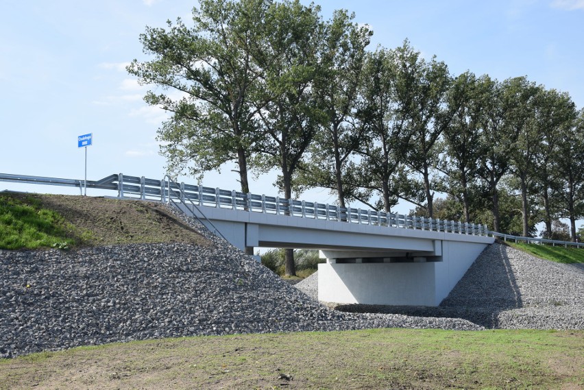 Wyremontowana droga i nowy most w Racławicach Śląskich.