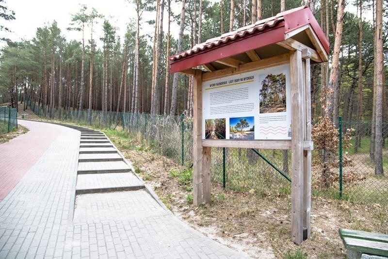 Tablice opisują ekosystemy, faunę i florę, które występują...