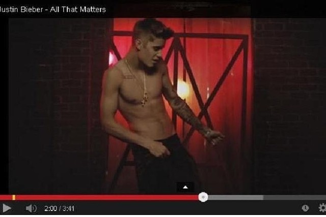 Justin Bieber w nowym teledysku do piosenki "All That Matters" (fot. screen YouTube)