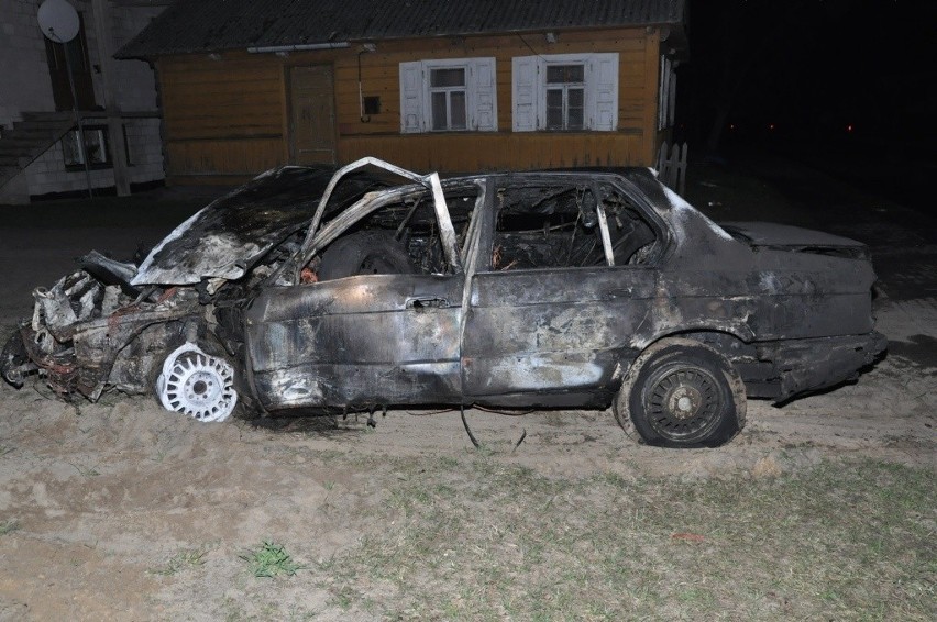 Rossosz: BMW kierowane przez nietrzeźwego kierowcę doszczętnie spłonęło (ZDJĘCIA)