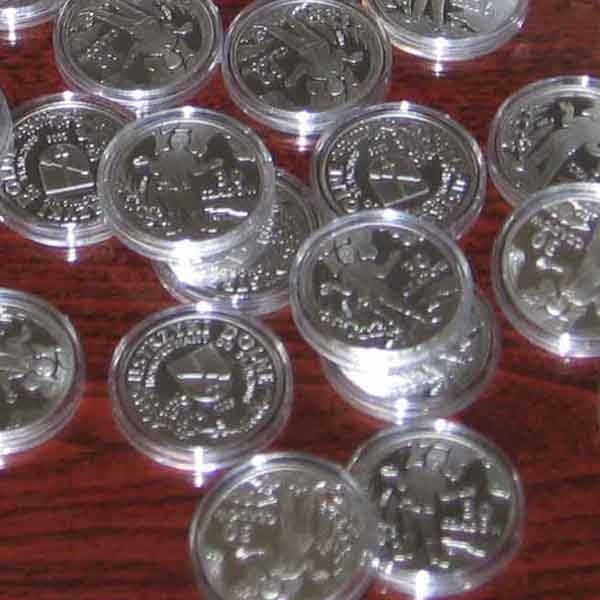 Tak wyglądają 3 czady. W workach monety z mosiądzu, rozsypane na stole monety srebrne.